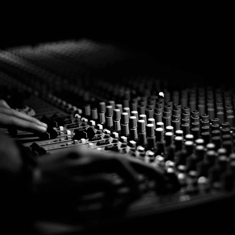 Tècnics de so fent servei de sonorització en uns concerts a Barcelona on vam fer el lloguer de material tècnic